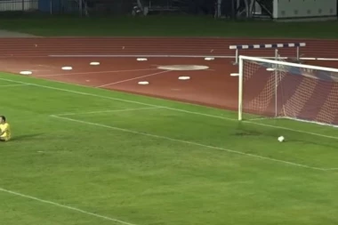 (VIDEO) NADREALNO: Bivši napadač Partizana postigao gol sa pola terena!