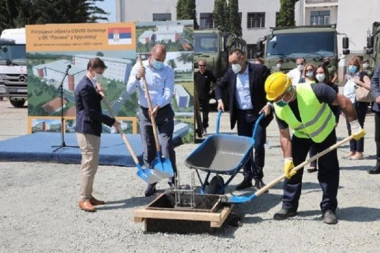 (FOTO)  Brnabić, Vulin i Lončar udarili kamen temeljac: Gradi se nova kovid bolnica