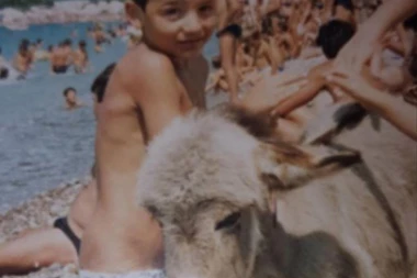 (FOTO) BIO JE NAJBOLJI FRAJER U ZADRUZI, TELO MU PUCA OD MIŠIĆA: Možete li da pogodite ko je dečak sa slike?!