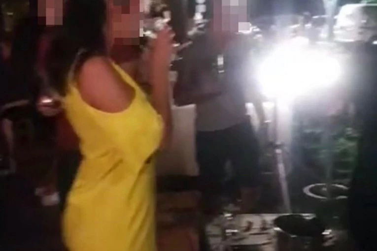 Ovo je Teodora kojoj je crvena škoda u letu odnela stopalo: Devojka u žutoj haljini je bila najveselija u kafani, a onda joj se desila nesreća