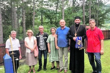 (FOTO) OTKRIVAMO ŠTA RADI BIVŠI PREDSEDNIK: Koštunica i žena na grobu Četnika