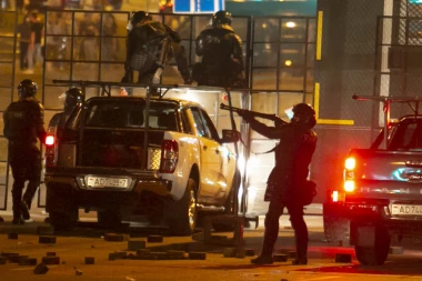 GRAĐANSKI RAT NA ULICAMA MINSKA: Ljudi sa terasa govorili demonstrantima gde da se sakriju, policija otvorila vatru na njih!