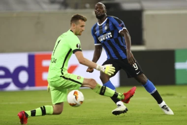 LUD MEČ U NEMAČKOJ: Lukakuove majstorije, sudijine brljotine i plasman Intera u polufinale!