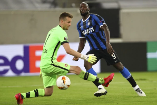 LUD MEČ U NEMAČKOJ: Lukakuove majstorije, sudijine brljotine i plasman Intera u polufinale!