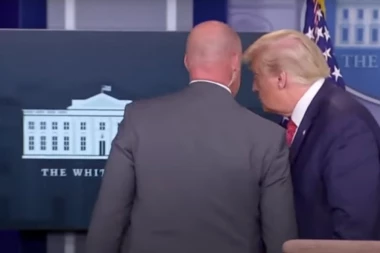 (VIDEO) DRAMA ISPRED BELE KUĆE: Pogledajte kako Tajna služba evakuiše Trampa sa konferencije!