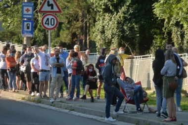 (FOTO, VIDEO) Kilometarski redovi i danas ispred "Torlaka", tu su i braća Kinezi i oni iz regiona
