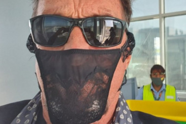 (FOTO) Najbogatiji Britanac stavio ŽENINE TANGE umesto maske, policiji lepo objasnio zašto ih nosi
