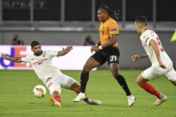 Umesto da traži zamenu za Van Dajka, KLOP POJAČAVA KRILO: "Tenk" Vulverhemptona NA METI LIVERPULA