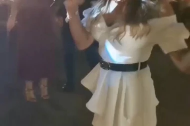 (VIDEO) SMEHOTRESNO: Kreatorka zgrabila mikrofon i zapevala