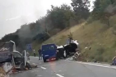 (VIDEO) TEŠKA NESREĆA KOD MLADENOVCA: Vatrogasci jedva izvukli vozača iz smrskanog auta, ruke i noge mu u jezivom stanju!
