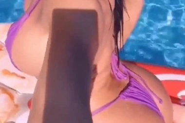 (FOTO) POHOTNA DO BOLA! Brutalna poza pevačice rasplamsaće maštu muškarcima: Izbacila gu*u, a rukom krenula ka usnama...