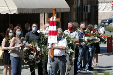 (FOTO) TIHA JEZA: Crveno-beli buket na kovčegu i šal na krstu - ovako je ispraćena Zvezdina legenda na večni počinak!