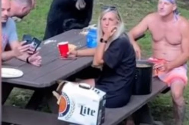 (VIDEO) Kako biste vi reagovali da vam se na PIKNIKU pridruži MEDVED? Ovim ljudima se upravo to desilo!