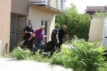 PRONAĐENO BEŽIVOTNO TELO MUŠKARCA U STANU: Policija zatekla jeziv prizor, sin živeo dve nedelje pored mrtvog oca