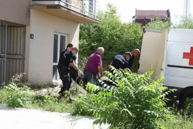 STRAŠNO! Skrivaju smrt sve dok policija ne zakuca na vrata: Ko su ljudi koji spavaju kraj umrlih članova porodice?!