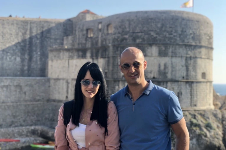 U TRENU IM UNIŠTIO ŽIVOTE! Maja je umrla, a njen verenik je očajan: Maloletniku izrečena sramna kazna!