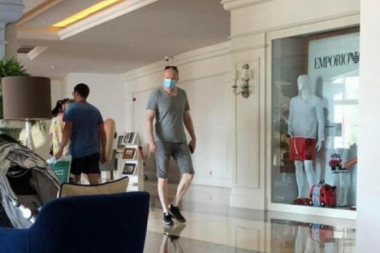 (ŠOK FOTO) TAJKUNSKO BAHAĆENJE DRAGANA ĐILASA: Vođa opozicije se baškari u hotelu koji košta 15.000 evra za nedelju dana