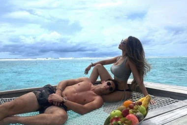 PROCURELE VRELE FOTKE: Sele ga na "Marakanu", a on uživa sa BRURTALNOM manekenkom na Maldivima!