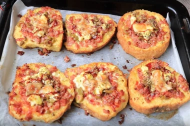 (RECEPT) HRSKAVI DORUČAK: Domaće mini pice koje će vaša deca obožavati!