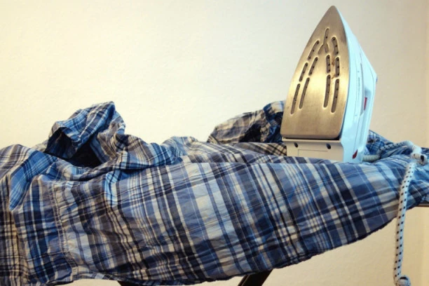 (VIDEO) MNOGE ĆE OVO BAŠ OBRADOVATI: Otkrivamo kako da ispeglate košulju bez pegle!