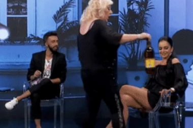 Izvoli poklon, alkoholičarko: Zorica Marković ponizila Jelenu Pešić pred milionima!