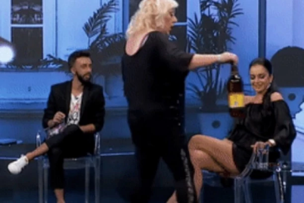 Izvoli poklon, alkoholičarko: Zorica Marković ponizila Jelenu Pešić pred milionima!