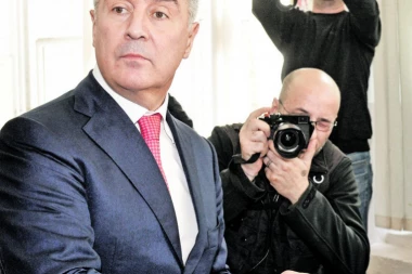 (FOTO) PRLJAVA MILOVA IGRA UOČI IZBORA 30. AVGUSTA: U Crnoj Gori glasa  4.000 Albanaca!