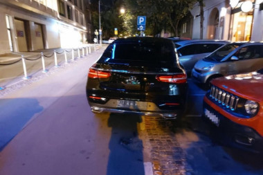 (FOTO) BAHATOST BEZ GRANICA: Nepropisno parkirao, pa skinuo zadnju tablicu u pokušaju da prevari OKO SOKOLOVO!