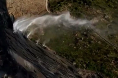 (VIDEO) PRIRODNI FENOMEN! U Australiji snimljen vodopad koji ide na GORE, prizor je nestvaran!