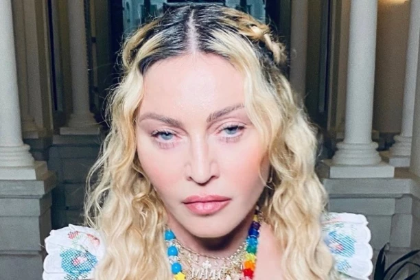 MADONA PONOVO ŠOKIRALA SVET: Pop ikona u JEZIVOM STANJU pored 38 godina mlađeg dečka - UNUK ŠETA BABU! (VIDEO)