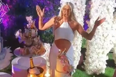 SKANDAL! ŠOKANTNI DETALJI SA ROĐENDANA JK: Devojka na torti oralno zadovoljila tipa