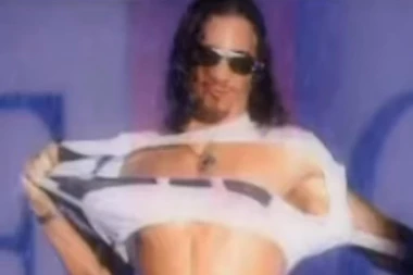 Pojavio se tokom devedesetih u Cecinom spotu: Danas je frajer koji cepa majicu mišićav i obara žene s nogu!