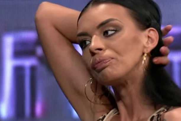 (FOTO 18+) PERVERZNO! Procurio EKSPLICITNI SNIMAK Zerine Hećo: Kao od majke rođena, OGROMNE SI*E IZLETELE, a svi gledaju u gu*u i šta ima IZMEĐU...