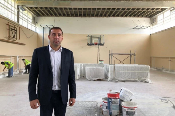 (FOTO) Sportista koji daje golove i u politici: Slavko Gak u obilasku Dvanaeste beogradske gimnazije