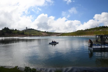 Ovog vikenda Jahorina dočekuje goste sa novim sadržajima i produženim radnim vremenom: Pedaline i lopte za hodanje po vodi dostupne za uživanje na jezeru