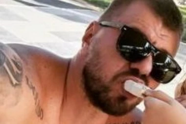 Srce da se istopi: Janjuš uslikan kako deli sladoled sa preslatkom malom damom