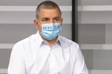 NIKO NE MOŽE DA SKINE POGLED SA NJEGOVE MASKE: Okanović došao u studio sa ispisanom porukom za celu Srbiju!