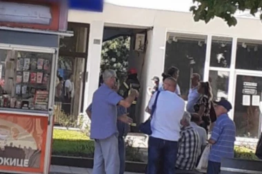 (FOTO) Majka i dete pronađeni na pločniku: Ovo su PRVE FOTOGRAFIJE SA MESTA UŽASA u Lazarevcu!