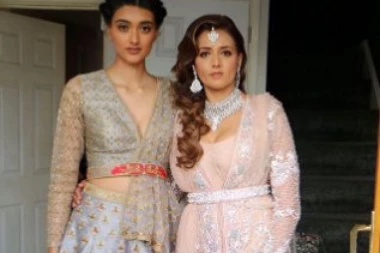 (FOTO) GLEDAJ MAJKU, POGODI ĆERKU: Fotka koja je podelila svet - fantastičnom mladolikošću zbunjuje i oduševljava svakog