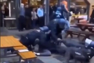 (VIDEO) NIZAK PRAG TOLERANCIJE: Pogledajte kako nemačka policija rešava probleme sa crnim demonstrantima