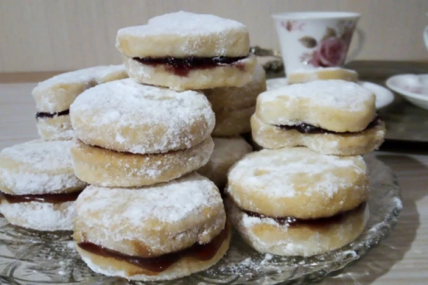 PRAVI STARINSKI RECEPT ZA VANILICE: Tope se u ustima, najlepša SRPSKA POSLASTICA