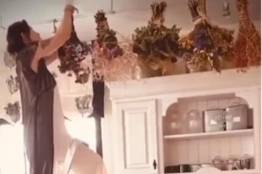 Uvelo cveće joj visi sa plafona: Elena Karić ima nov ritual kojem se svi čude!