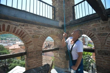 (FOTO) Posle 16 godina čuju se zvona crkve u PRIZRENU