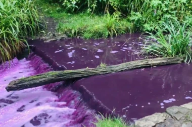 (VIDEO) NESVAKIDAŠNJI PRIZOR: Reka preko noći promenila boju, sada je LJUBIČASTA!