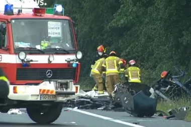(VIDEO) TRAGEDIJA U POLJSKOJ! Sudar autobusa i kombija: Poginulo 9 osoba, povređeno sedmoro!