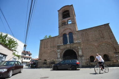 ŠIPTARSKI INCIDENTI U PRIZRENU: Uzvikivali "KOSOVO JE ALBANIJA" ispred crkve Bogorodice Ljeviške