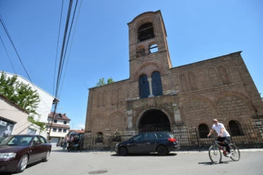 ŠIPTARSKI INCIDENTI U PRIZRENU: Uzvikivali "KOSOVO JE ALBANIJA" ispred crkve Bogorodice Ljeviške