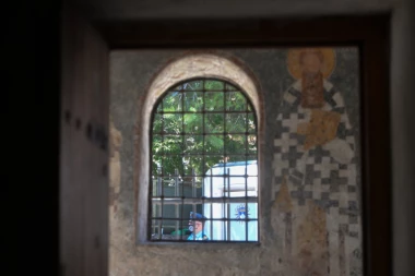 MALOLETNICI ZAPALILI CRKVU U PRIZRENU: Dvojica imaju po 15, jedan 13 godina