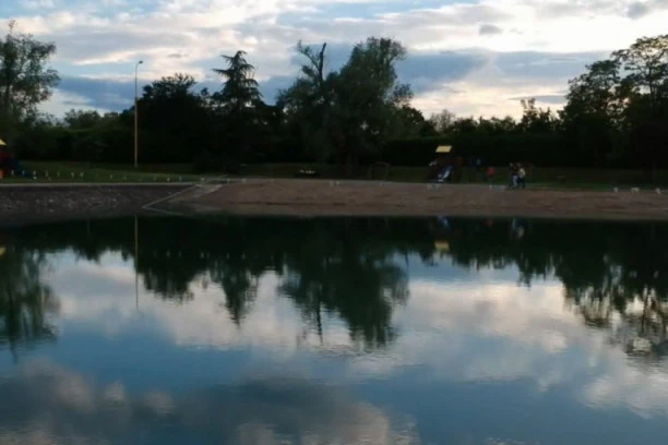 OTIŠAO DA ZAPALI CIGARU!!! Očuh je na 5 minuta ostavio dečake same, a onda ih je progutalo jezero