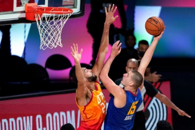 (VIDEO) LUDNICA U ORLANDU: Sjajnog Jokića zasenila dva igrača koja su postigla VIŠE OD 100 poena! Denver pred eliminacijom